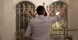הדלקת נרות חנוכה בסיור חנוכיות של מועצת העם