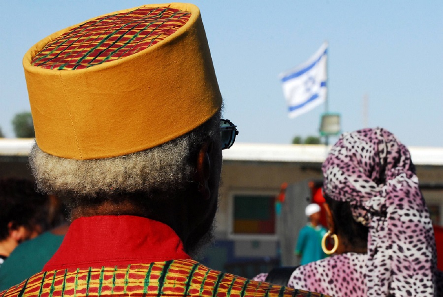 העבריים מדימונה מביטים בדגל ישראל