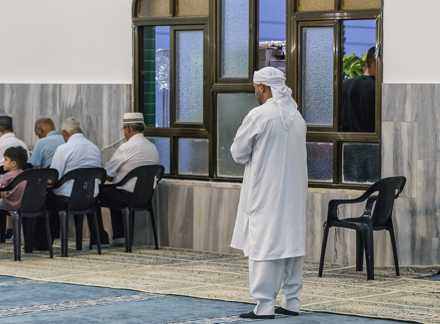 אחמדים מתפללים במסגד שייח' מחמוד בחיפה