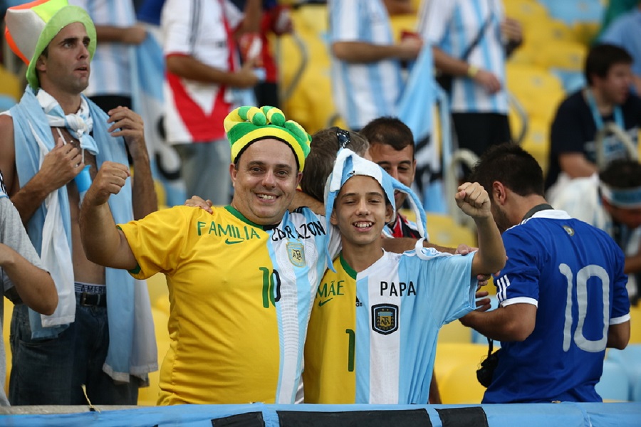 אב ובן בקהל האוהדים בגביע העולם בכדורגל