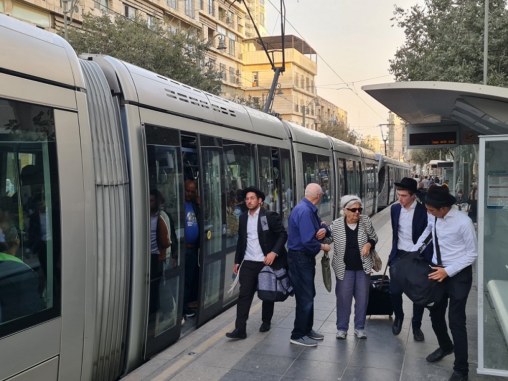 נוסעים בתחנת הרכבת הקלה ברחוב יפו בירושלים